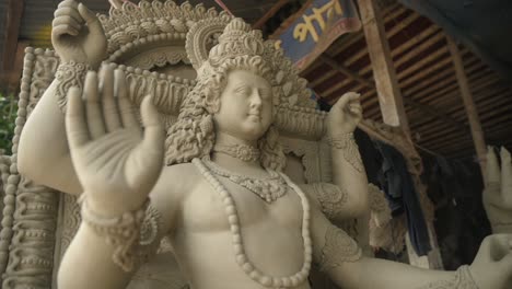 Unvollständige-Skulpturen-Oder-Idole-Hinduistischer-Götter-Und-Göttinnen,-Zeitlupe