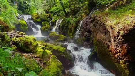 Stativvideo-Eines-Flusses,-Der-über-Moosige-Felsen-In-Einem-Heißen-Und-Feuchten-Wald-Am-Rande-Albaniens-Fließt