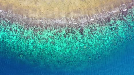 Von-Oben-Nach-Unten-Geschossenes-Blaues-Und-Grünes,-Transparentes-Wasser-Am-Strand-Im-Mittelmeer