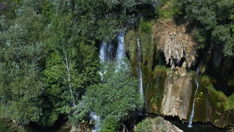 Kaskadierender-Roski-Wasserfall-Im-Krka-Nationalpark-In-Kroatien---Luftaufnahme