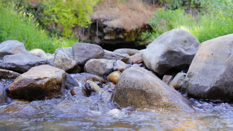 Das-Glitzernde,-Klare,-Flache-Wasser-Des-Coyote-Creek-Fließt-Durch-Die-Felsen
