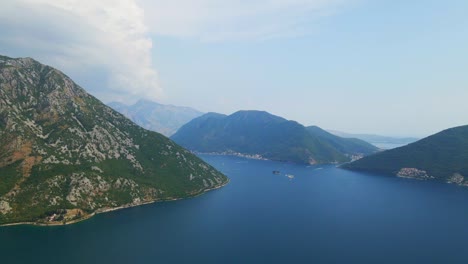 Ariel-Video-Vom-Meer-Und-Den-Bergen-In-Italien-Am-Frühen-Morgen,-Gerade-Als-Die-Sonne-An-Einem-Heißen-Und-Sonnigen-Sommertag-Aufgeht