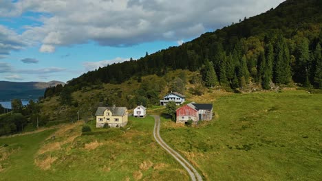 Antena-Sobre-Casas-Típicas-Aisladas-Cerca-De-Lauvstad-En-El-Municipio-De-Volda,-Noruega