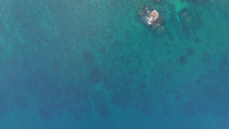 Tropisches-Paradies:-Ein-4k-Vertikaldrohnenflug-über-Die-Steinküste,-Die-Grünen-Wälder-Und-Das-Blaue-Wasser-Der-Insel-Phuket