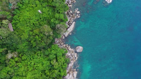 Beeindruckende-4K-Drohnenaufnahmen-Der-Steinküste,-Der-Grünen-Wälder-Und-Des-Blauen-Wassers-Der-Insel-Phuket