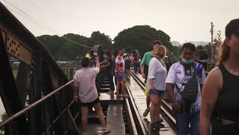 Menschen,-Die-In-Burma-Oder-Der-Todesbahn-Spazieren-Gehen