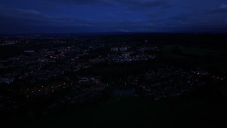 Dunkelheit-Der-Nacht,-Tiefblauer-Himmel,-Unten-Ein-Dorf-Der-Lichter