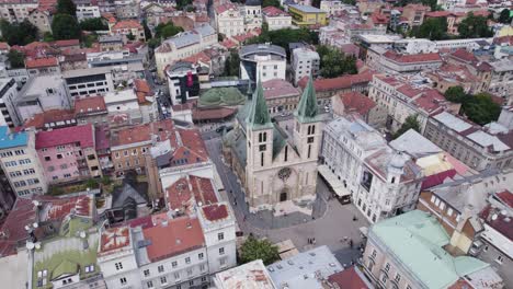 Aérea:-La-Catedral-Del-Sagrado-Corazón-De-Sarajevo-En-Medio-Del-Paisaje-Urbano
