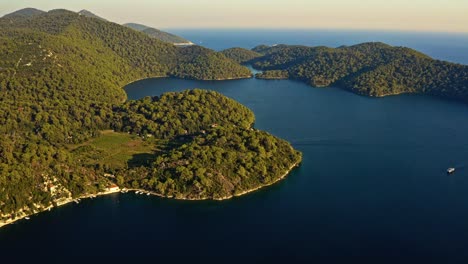 Malerische-Grüne-Waldinsel-Des-Mljet-Nationalparks-In-Kroatien---Drohnenaufnahme
