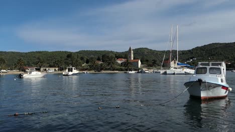 Boats-docked-in-peaceful-European-seaside-town,-Vis,-Croatia