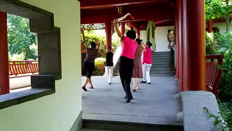Viejos-Chinos-Asiáticos-Practicando-Baile-Haciendo-Ejercicio-Al-Aire-Libre-En-Un-Parque-Público