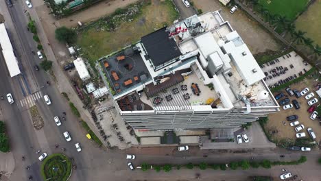 Eine-Drohnenkamera-Aus-Der-Luft-Verfolgt-Ein-Hohes-Gebäude-Mit-Einem-Offenen-Terrassengarten-Im-Obersten-Stockwerk