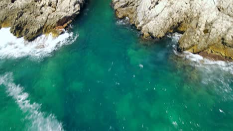 Sich-Schnell-Bewegendes-Drohnenvideo-Des-Blauen-Und-Grünen-Meeres,-Das-Einer-Felsigen-Küste-An-Einem-Heißen-Und-Sonnigen-Sommertag-In-Montenegro-Folgt