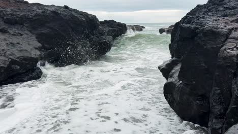 Wellen-Plätschern-Auf-Fels--Und-Sandkanälen-Am-Strand-Von-Oregon,-USA