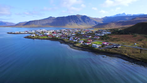 Pequeña-Ciudad-Islandesa-De-Grundarfjordur-Desde-Lejos-En-Un-Día-Soleado