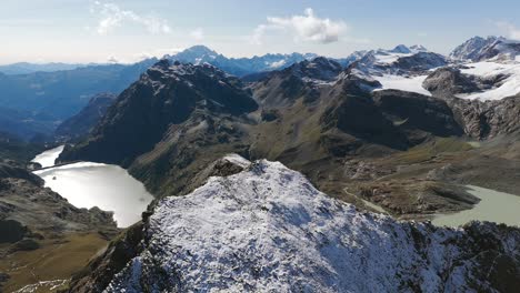 Cima-Fontana-Con-El-Lago-Gera-Y-La-Presa-Al-Fondo,-Grupo-De-Montañas-Bernina-Durante-La-Temporada-De-Verano,-Valmalenco-En-Italia