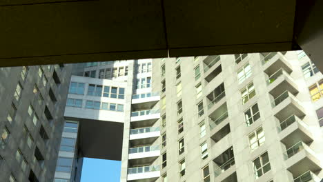 Modernes-Gebäude-Mit-Metall,-Glas-Und-Beiger-Verkleidung-Im-Tageslicht