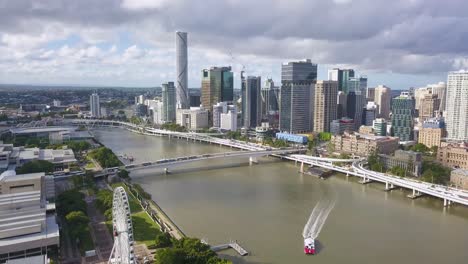 Panorama-of-Brisbane-city,-boat-sailing-on-river,-Australia