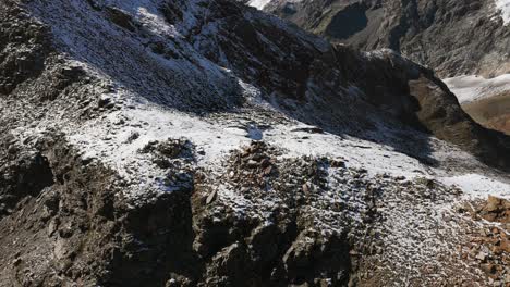 Cima-De-La-Montaña-Cubierta-De-Nieve-Durante-La-Temporada-De-Verano-En-Un-Día-Soleado