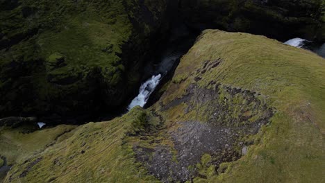 Atemberaubender-Canyon-Fluss-Und-Wasserfall-In-Fjaorargljufur,-Island,-Drohnenansicht-Aus-Der-Luft