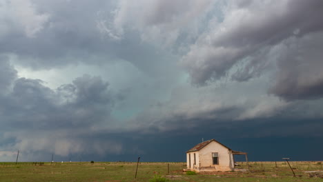 Shelf-cloud-approaches-an-abandoned-house-in-New-Mexico
