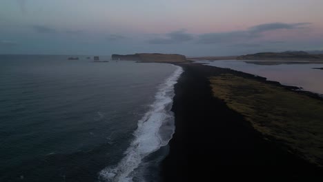 Solheimafjara-Playa-De-Arena-Negra-En-Moody,-Noche-De-Islandia,-Paisaje-Aéreo