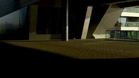 Moderne-Architektur-Mit-Schatten--Und-Sonnenlichtspiel
