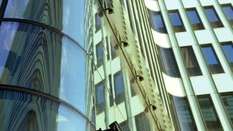 Abstrakte-Reflexionen-An-Der-Glasfassade-Moderner-Hochhäuser