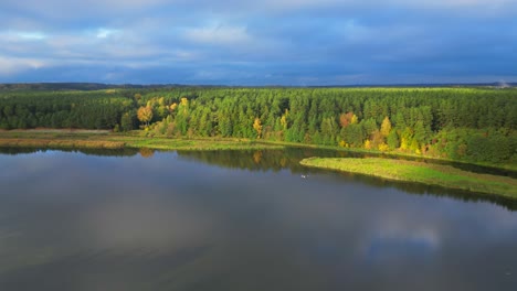 Wunderschöne,-Abgelegene-Herbstlandschaft-Mit-Sonnenstrahlen-Im-Wald-Neben-Dem-Fluss