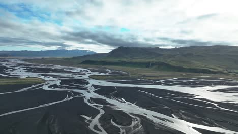 Cauce-Trenzado-Con-Vistas-A-La-Cascada-De-Seljalandsfoss-En-El-Sur-De-Islandia