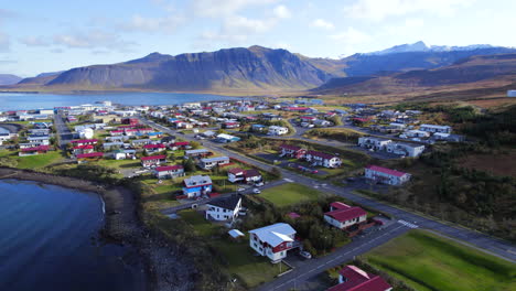 Grundarfjörður-Pintoresca-Ciudad-En-Las-Estribaciones-Del-Monte-Volcánico-Kirkjufell