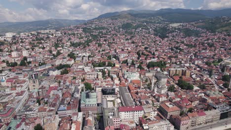 View-of-Gazi-Husrev-beg-Mosque-in-sprawling-city-of-Sarajevo,-Southern-Europe