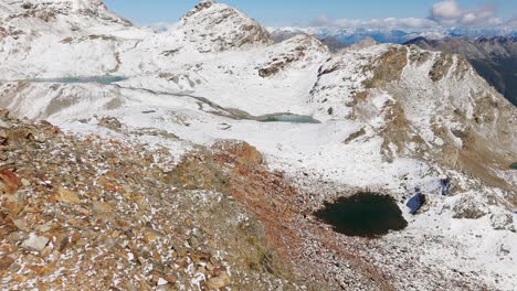 Unglaubliche-Pracht-Der-Schneebedeckten-Gipfel-Von-Valmalenco-Und-Cima-Fontana-Mit-Teich-In-Italien