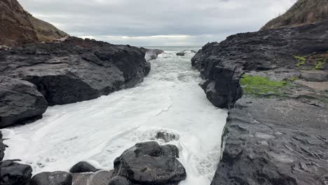 Wellen-Plätschern-Durch-Einen-Felsigen-Kanal-Am-Strand-In-Oregon,-USA