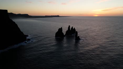 Impresionantes-Rocas-Costeras-De-Reynisfjara,-Islandia-Al-Atardecer,-Aérea