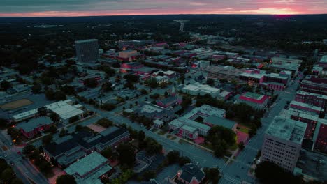 Atemberaubende-Luftaufnahme-Des-Sonnenuntergangs-über-Dem-Stadtbild-Von-Columbus-City,-Georgia