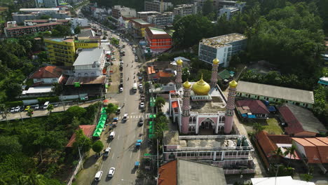 Aerial-view-of-mosque-and-traffic-in-Ao-Nang-during-sunny-day,-Thailand---Ocean-in-background