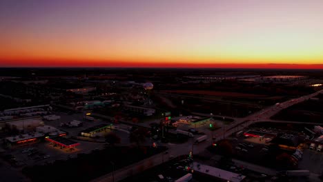Zeitraffer,-Petro-Truck-Stop,-Reisezentrum,-Umlaufende-Luftaufnahme,-Wunderschöner-Sonnenuntergang