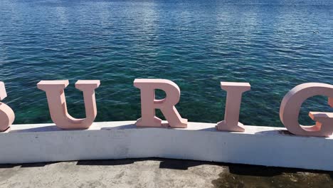 Luftaufnahme-Der-I-Heart-Surigao-Skulptur-Auf-Dem-Dock-Mit-Blick-Auf-Den-Ozean