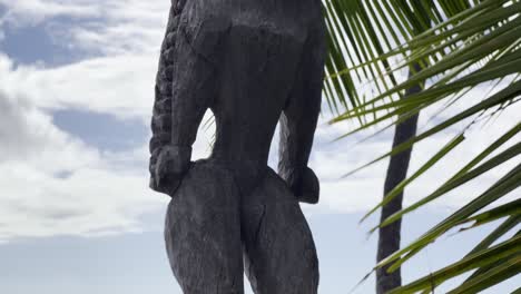 Cinematic-close-up-booming-up-shot-of-a-tiki-statue-at-Pu'uhonua-O-Honaunau-National-Historical-Park-in-Hawai'i