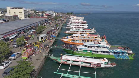 Barcos-De-Pasajeros-Atracados-En-El-Puerto-Marítimo-Mientras-Descargaban-Viajeros,-Estática-En-Cámara-Lenta-Aérea