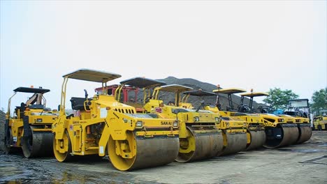 Rolling-machine,-tandem-roller,-which-is-type-of-heavy-compactor-construction-vehicle-used-to-level-soil,-gravel,-concrete-or-asphalt-in-road-construction
