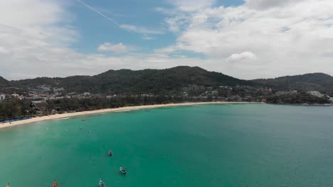 Eine-Obenliegende-Und-Leicht-Geneigte-Luftdrohnenaufnahme-Des-Kata-Strandes-Auf-Der-Insel-Phuket-Im-Süden-Thailands