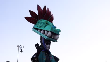Neigen-Sie-Sich-über-Einen-Mexikanischen-Mann-Mit-Einem-Quetzalcoatl-Kostüm-An-Der-Berühmten-Esplanade-Der-Mexikanischen-Stadt-Zocalo