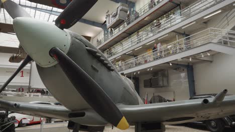 Spitfire-Flugzeuge-In-Der-Ausstellung-Historischer-Flugzeuge-Im-Nationalen-Technischen-Museum-In-Prag,-Tschechische-Republik,-Mit-Einer-Vielfältigen-Auswahl-An-Flugzeugen-Aus-Verschiedenen-Epochen