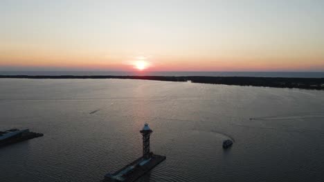 Lake-Erie-Bei-Sonnenuntergang-In-Erie,-Pennsylvania-Mit-Bicentennial-Tower-An-Einem-Kühlen-Sommertag