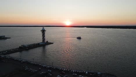 Eriesee-Bei-Sonnenuntergang-In-Erie,-Pennsylvania-Mit-Herabsteigendem-Zweihundertjährigen-Turm