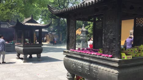 Gente-Rezando-Con-Incienso-Y-Velas-Encendidas-En-El-Templo-Longhua-En-Shanghai,-China