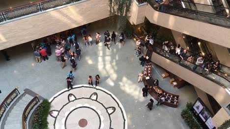 Innenraum-Des-Shanhai-Kunstmuseums-In-China-Mit-Menschen-Auf-Rolltreppen,-Die-In-Die-Oberen-Teile-Gehen