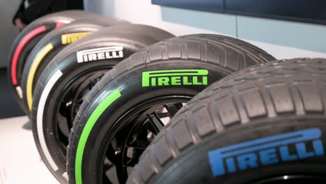 Arten-Von-Pirelli-F1-Rennreifen,-Die-Während-Der-Ersten-Offiziellen-Formel-1-Ausstellung-Der-Welt-Auf-Der-Ifema-In-Madrid,-Spanien,-Ausgestellt-Wurden
